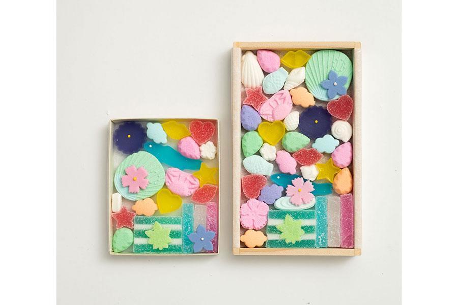 「ロンハーマン京都」の１０周年記念でつくられた「鍵善良房」の「みやこの空-高らか－」紙箱（小２４２０円）、木箱（大４９５０円）