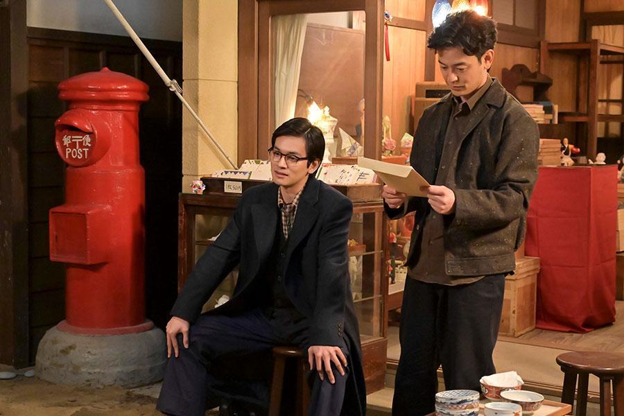 『あんぱん』第９６回より。八木（写真右、妻夫木聡）の雑貨店で愚痴をこぼす嵩（写真左、北村匠海）（Ｃ）ＮＨＫ