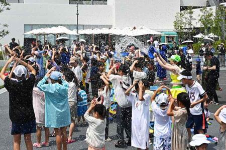 　『ウォーター・スプラッシュ・フェスティバル』で水に濡れながらダンス「神戸須磨シーワールド」