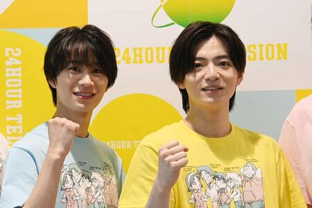 　５人の中でも先輩にあたる嶋﨑と西村。会見中も後輩３人に話を振りまくるも（大阪市内・７月１２日）