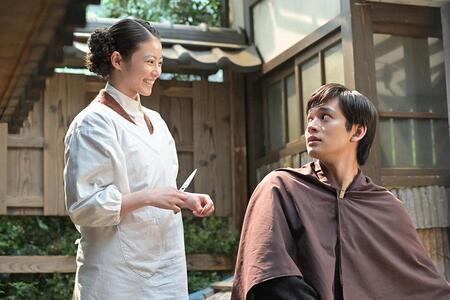 　『あんぱん』第９６回より。髪を切りながら笑顔で話すのぶ（今田美桜）と嵩（北村匠海）©ＮＨＫ