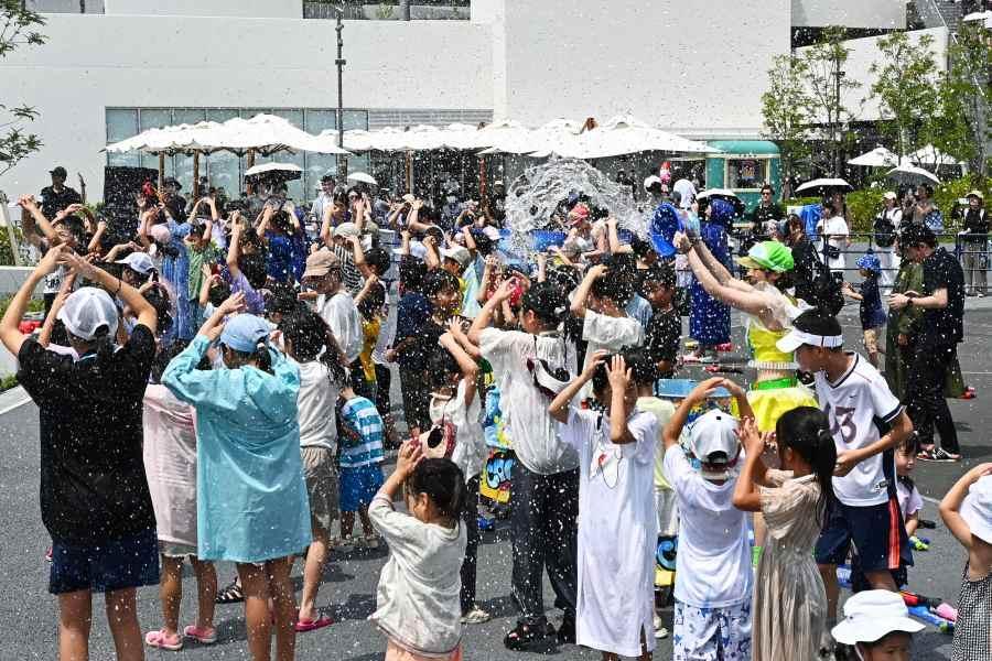 　『ウォーター・スプラッシュ・フェスティバル』で水に濡れながらダンス「神戸須磨シーワールド」