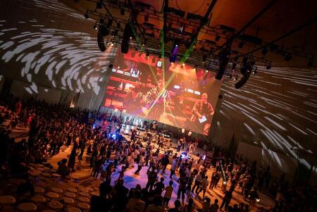 　電磁音楽パビリオン『ブラウン館』での盆踊りの様子（６月２７日「大阪・関西万博」撮影：井上 嘉和 / ＭＵＴＥＫ Ｊａｐａｎ）