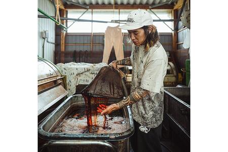 　柿渋染職人の水谷真也さん