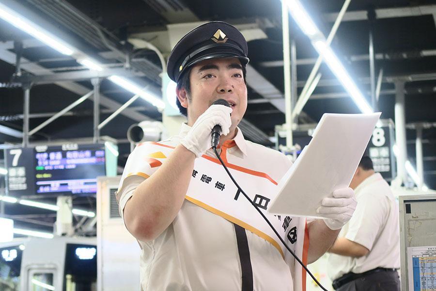 　「南海なんば駅」で１日列車区長を務めた徳永ゆうき。構内アナウンスの様子（８月１２日・大阪市中央区／Ｌｍａｇａ.ｊｐ撮影）