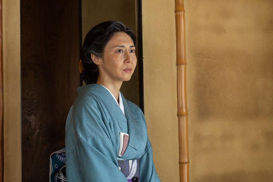 　『あんぱん』第９７回より。訪ねてきたのぶに嵩について話す嵩の母・登美子（松嶋菜々子）©ＮＨＫ