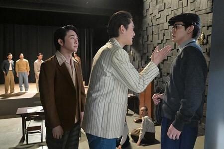 　『あんぱん』第９８回より。稽古場で作詞家・六原永輔の勢いに圧倒される嵩。写真左から、作曲家・いせたくや（大森元貴）、作詞家・六原永輔（藤堂日向）、嵩（北村匠海）©ＮＨＫ