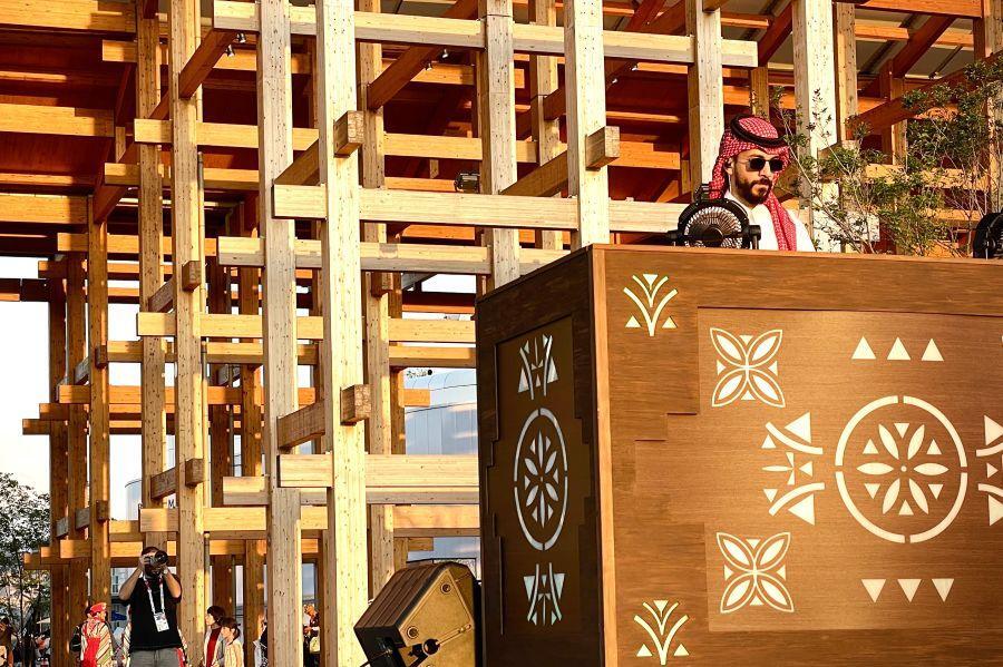 　彼が噂の「ＤＪサウジ」こと「ＤＪ ｒｅｆｌｅｃｔ 」（８月９日撮影／『大阪・関西万博』）