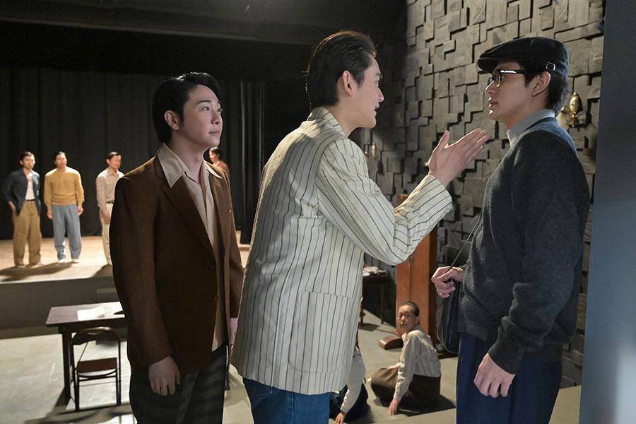 　『あんぱん』第９８回より。稽古場で作詞家・六原永輔の勢いに圧倒される嵩。写真左から、作曲家・いせたくや（大森元貴）、作詞家・六原永輔（藤堂日向）、嵩（北村匠海）©ＮＨＫ