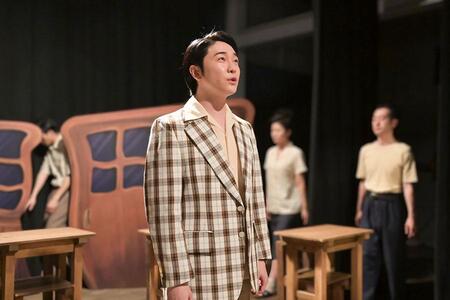 　『あんぱん』第９９回より。アカペラで歌ういせたくや（大森元貴）©ＮＨＫ