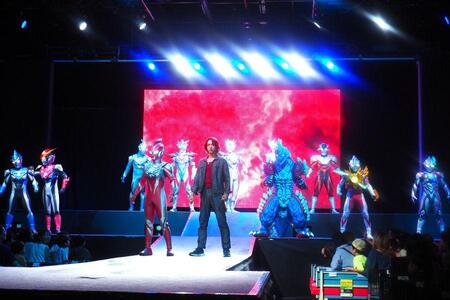 　『ウルトラヒーローズＥＸＰＯ ２０２５ うめだサマーフェスティバル』で先輩ウルトラマンと近藤頌利（８月８日：「梅田サウスホール」）
