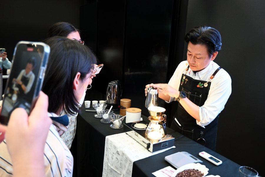 　コーヒーワークショップでお湯の注ぎ方を実演する畑山さん（８月９日撮影／『大阪・関西万博』）
