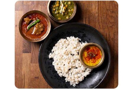 　「スパイスカレーまるせ」×シタール奏者・石濱匡雄氏のカルカッタ→デリーの列車 マトン定食（１人前１７００円）