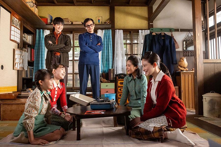 　『あんぱん』第１０１回より。談笑するのぶ（写真右、今田美桜）たちを微笑ましく見る健太郎（写真左、高橋文哉）と嵩（写真中央、北村匠海）©ＮＨＫ