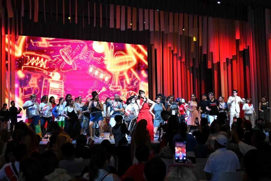 　ペルーのナショナルデーの様子。ダンスレクチャータイム！ステージに人が多すぎる（８月９日「大阪・関西万博」）