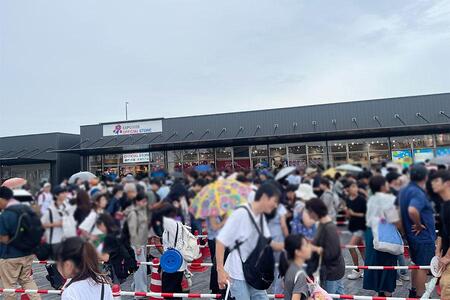 　「２０２５大阪・関西万博会場内オフィシャルストア西ゲート店ＫＩＮＴＥＴＳＵ」８月１１日の様子。小雨でも多くの人が並んでいた（Ｌｍａｇａ.ｊｐ撮影）