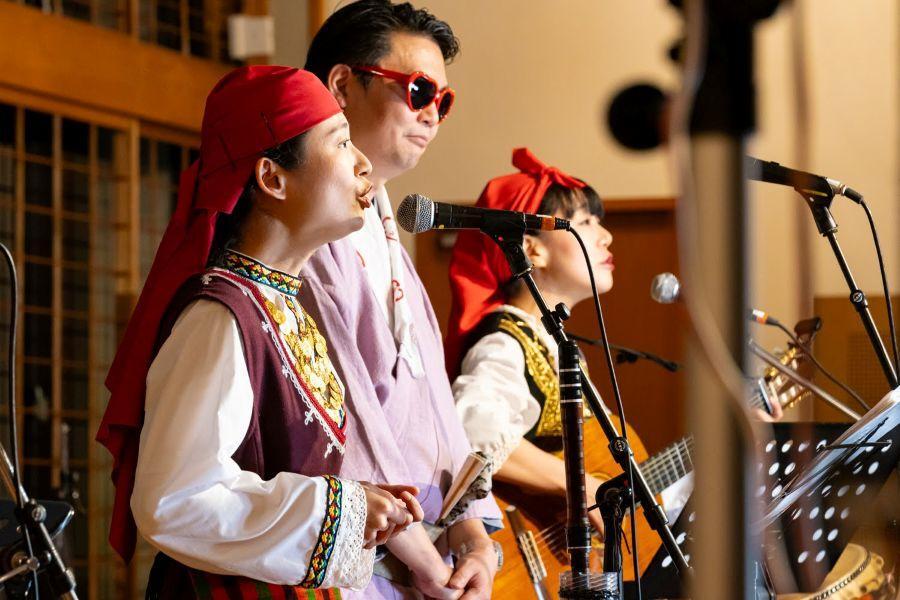 　神戸・新開地『芸能ナイトｉｎ 新開地おばけひろば』に登場する、中西レモンとすずめのティアーズ（熱海未来音楽祭）