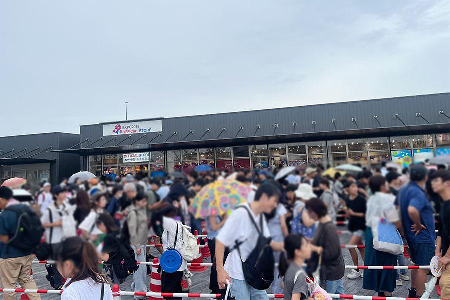 　「２０２５大阪・関西万博会場内オフィシャルストア西ゲート店ＫＩＮＴＥＴＳＵ」８月１１日の様子。小雨でも多くの人が並んでいた（Ｌｍａｇａ.ｊｐ撮影）