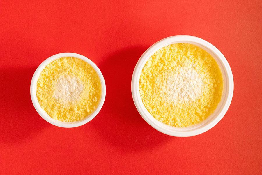 　ファミリーマートの「天使のチーズケーキ」（２４８円）。右が『ざっくり４０％』増量された商品