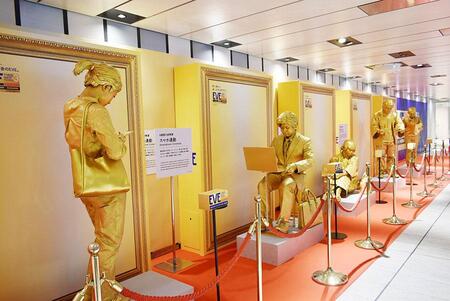 　彫像パフォーマンスが登場しに賑わいを見せた広告「超酷な姿勢展」（８月１８日・大阪市内）