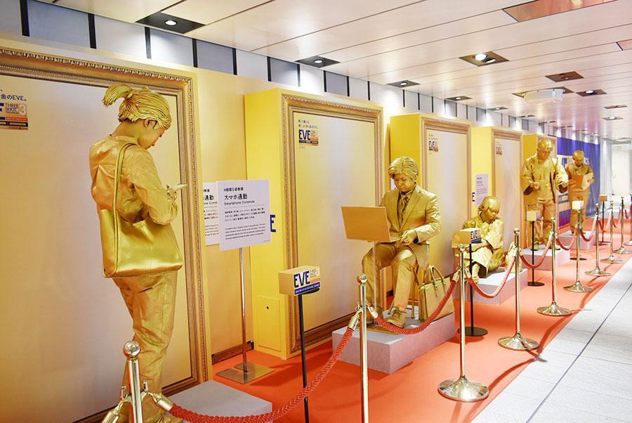 　彫像パフォーマンスが登場しに賑わいを見せた広告「超酷な姿勢展」（８月１８日・大阪市内）