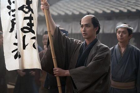 　『べらぼう～蔦重栄華乃夢噺～』第３２回より。幟を持つ重三郎（横浜流星）　©ＮＨＫ