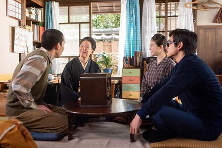 　『あんぱん』第１０３回より。柳井家を訪ねて来た康太とのぶの母・羽多子。写真左から、康太（櫻井健人）、羽多子（江口のりこ）、のぶ（今田美桜）、嵩（北村匠海）©ＮＨＫ