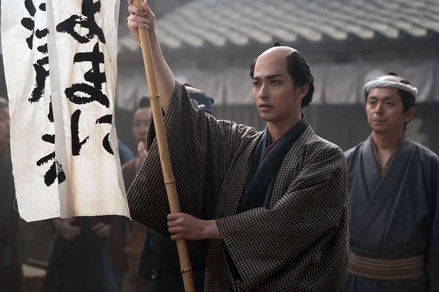 　『べらぼう～蔦重栄華乃夢噺～』第３２回より。幟を持つ重三郎（横浜流星）　©ＮＨＫ