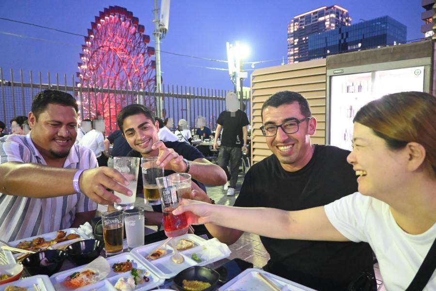 　『阪急トップビアガーデン』で人生初のビアガーデンを楽しむガハラマンさん、ニザミさん、クリスチャンさんと筆者