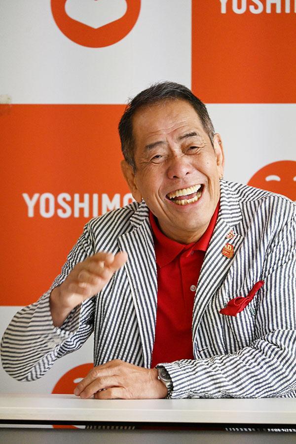 　会見中もパワー全開のぼんちおさむ（Ｌｍａｇａ.ｊｐ撮影）