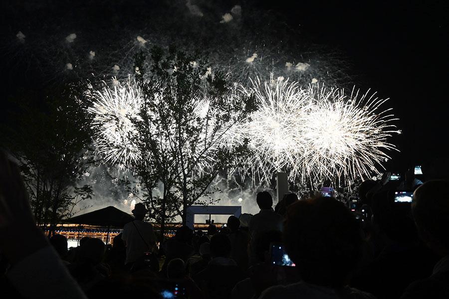 　『大阪・関西万博』の「Ｊａｐａｎ Ｆｉｒｅｗｏｒｋｓ Ｅｘｐｏ」花火ショーの様子（７月２３日／Ｌｍａｇａ.ｊｐ撮影）