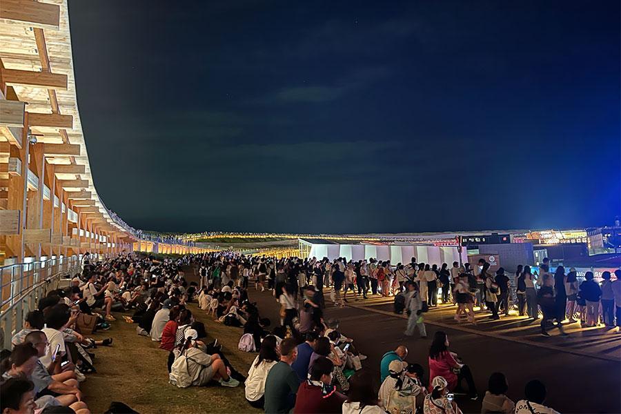 　『２０２５大阪・関西万博』８月２０日（水）より、毎晩開催中の「夏休みＥＸＰＯ」ミニ花火を見るため多くの人が大屋根リングに（２０時／Ｌｍａｇａ.ｊｐ撮影）