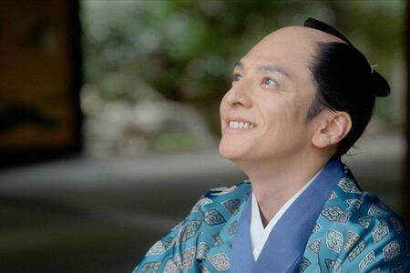 　『べらぼう～蔦重栄華乃夢噺～』第３１回より。天を見上げながらほくそ笑む一橋治済（生田斗真）©ＮＨＫ
