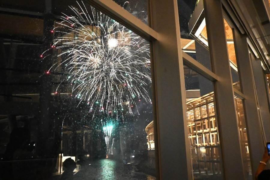 　「ラウンジ＆ダイニング」窓側の席から見る万博の花火、すぐ目の前が発射台という好立地（８月１２日大阪・関西万博）