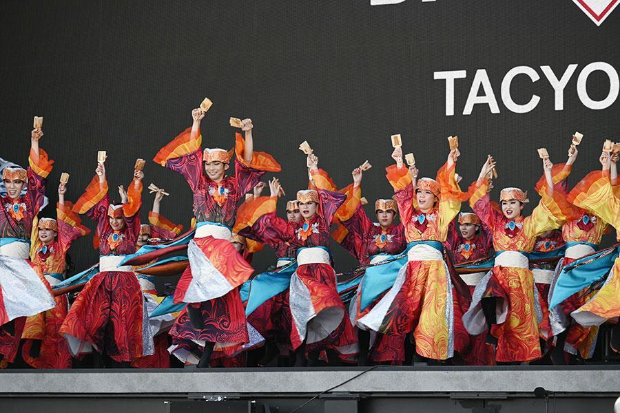 　『ＷＯＲＬＤ ＹＯＳＡＫＯＩ ＤＡＹ』にて、高知で人気のよさこいチーム「ＴＡＣＹＯＮ」。迫力あるパフォーマンスに観客も目が釘付けに（８月２２日／大阪・関西万博「Ｍａｔｓｕｒｉ」）