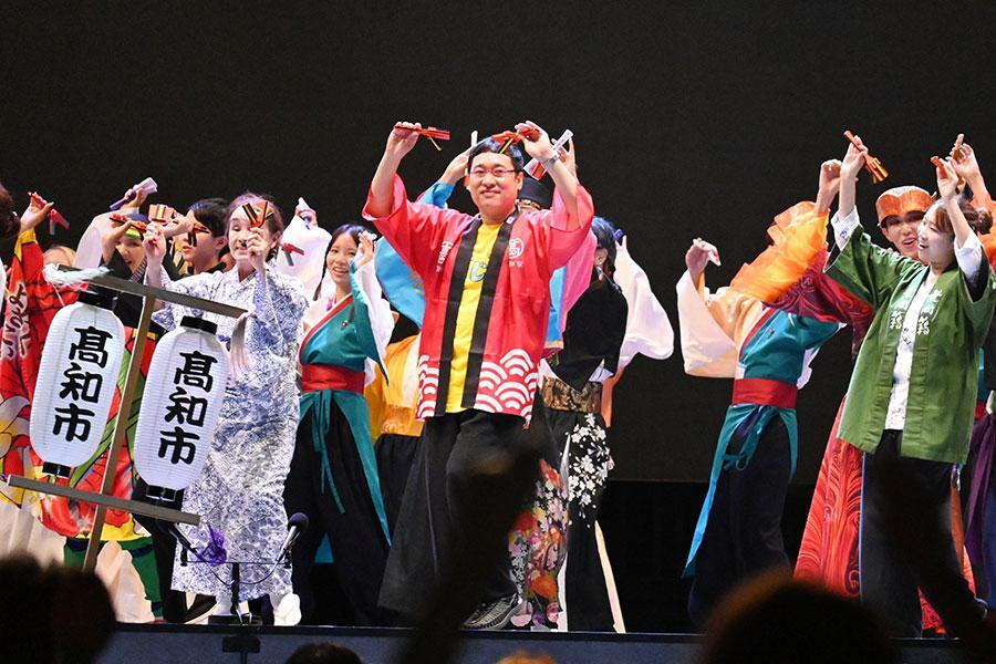 　『ＷＯＲＬＤ　ＹＯＳＡＫＯＩ　ＤＡＹ』にて、ラストの総踊りでの山里亮太（８月２２日／大阪・関西万博「Ｍａｔｓｕｒｉ」）