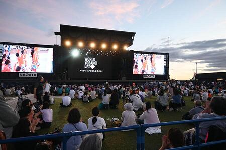 　『大阪・関西万博』ＥＸＰＯアリーナ「Ｍａｔｓｕｒｉ」でのよさこい祭りの様子。夜は海風が涼しい（１９時頃／Ｌｍａｇａ.ｊｐ撮影）