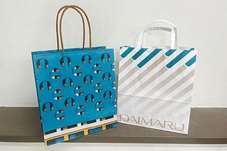 　左が「大丸百貨店」の包材新デザイン、右が旧デザイン。新デザインは「多様な価値観が認めあい重なりあう豊かさ」をテーマに（Ｌｍａｇａ.ｊｐ撮影）