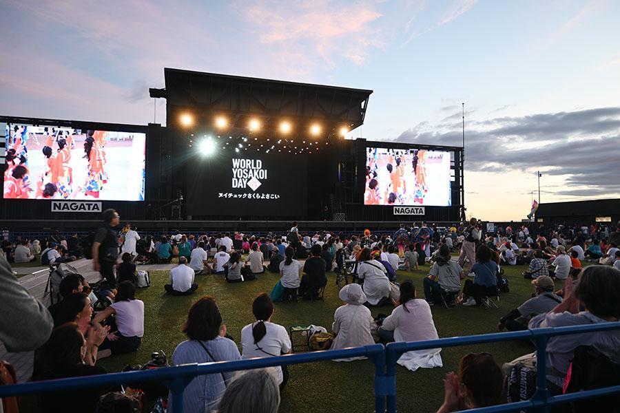 　『大阪・関西万博』ＥＸＰＯアリーナ「Ｍａｔｓｕｒｉ」でのよさこい祭りの様子。夜は海風が涼しい（１９時頃／Ｌｍａｇａ.ｊｐ撮影）