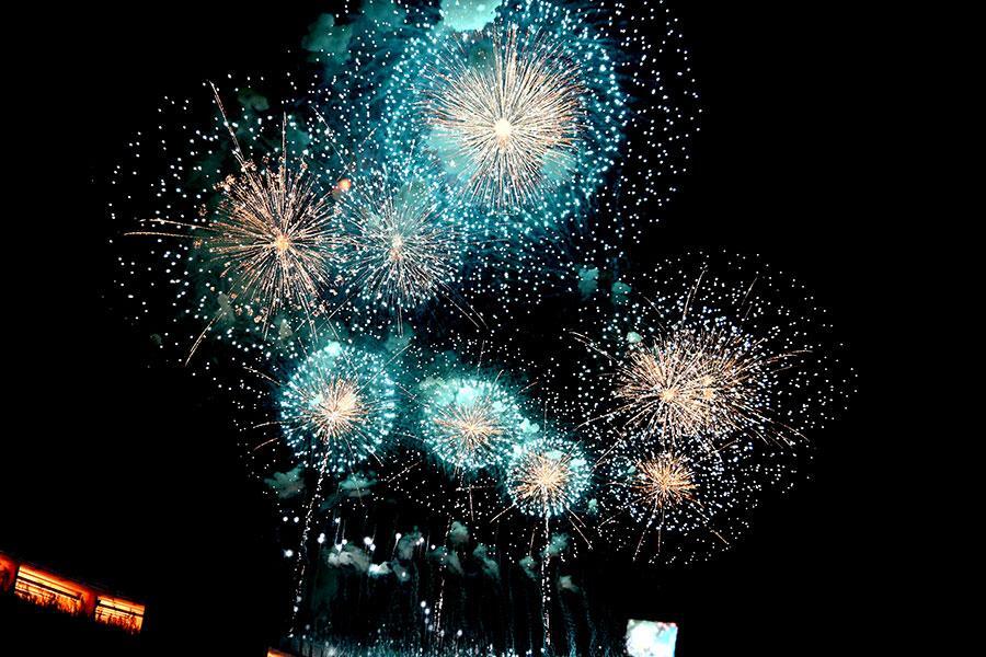 　『大阪・関西万博』にて、「未来につなぐ、希望の花火」の打ち上げの様子（８月２３日・１９時１９分～大屋根リング上より）