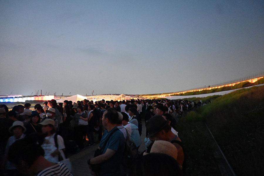 『大阪・関西万博』にて先週末、「未来につなぐ、希望の花火」の打ち上げを待つ人々の様子（１９時頃／大屋根リング上でＬｍａｇａ.ｊｐ撮影）