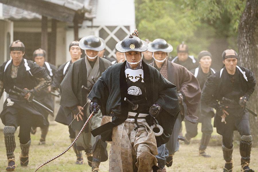 　『べらぼう～蔦重栄華乃夢噺～』第３３回より。江戸の街を走る長谷川平蔵（中村隼人）　©ＮＨＫ