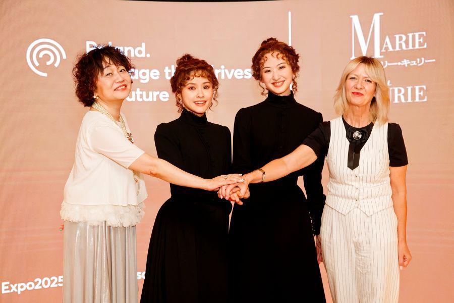 　左からミュージカル『マリー・キュリー』演出の鈴木裕美、昆夏美、星風まどか、日本国際博覧会ポーランド政府副代表マルタ・ジェリンスカ氏（８月２５日／大阪・関西万博）