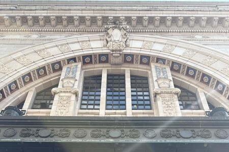 　美しいレリーフが施された、閉館する「大阪松竹座」