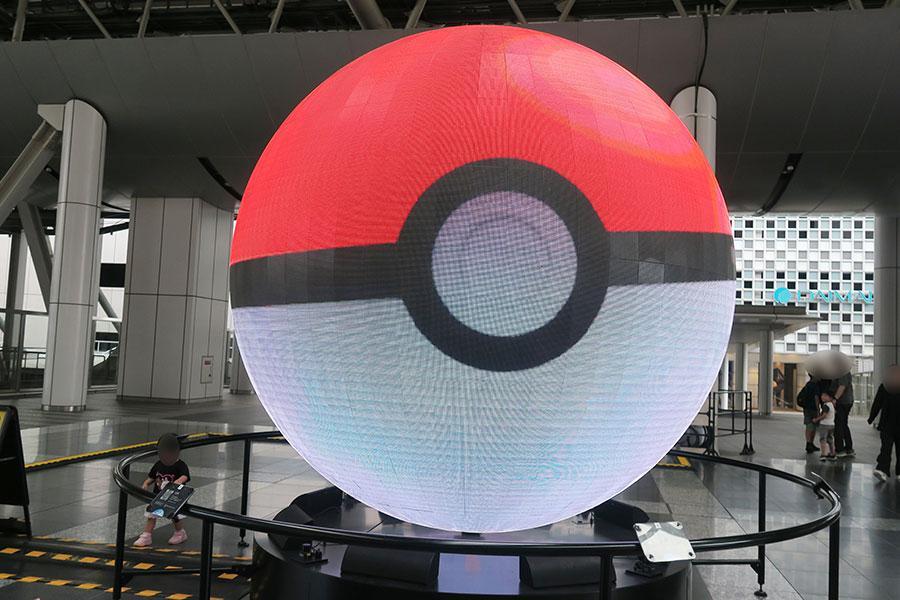 　ＪＲ大阪駅に巨大な「モンスターボール」が出現！（ＪＲ大阪駅５階・時空の広場／Ｌｍａｇａ.ｊｐ撮影）