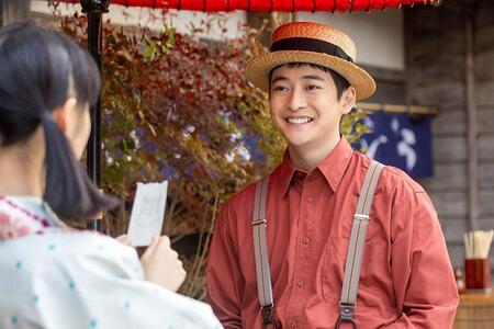 　『あんぱん』第３４回より。のらくろの絵を描いて手渡す、嵩の同級生・健太郎（高橋文哉）　©ＮＨＫ