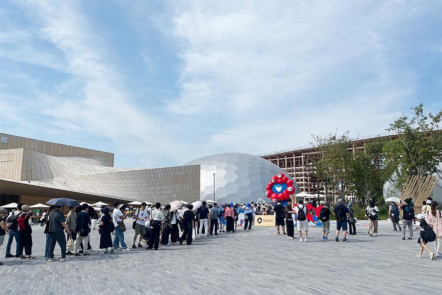 　『大阪・関西万博』より、東ゲートのミャクミャク像は相変わらずの人気。朝早くから写真撮影の行列が（８月２８日・朝９時半頃撮影／Ｌｍａｇａ.ｊｐ）