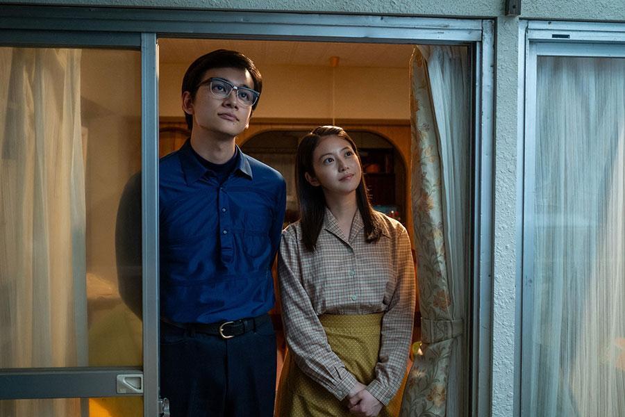 　『あんぱん』第１１０回より。窓から空を見上げる嵩（北村匠海）とのぶ（今田美桜）　©ＮＨＫ