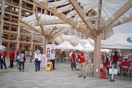 　『２０２５大阪・関西万博』８月２９日（金）「大阪ヘルスケアパビリオン」の前で開催していた『科学縁日』の様子（１０時／Ｌｍａｇａ.ｊｐ撮影）