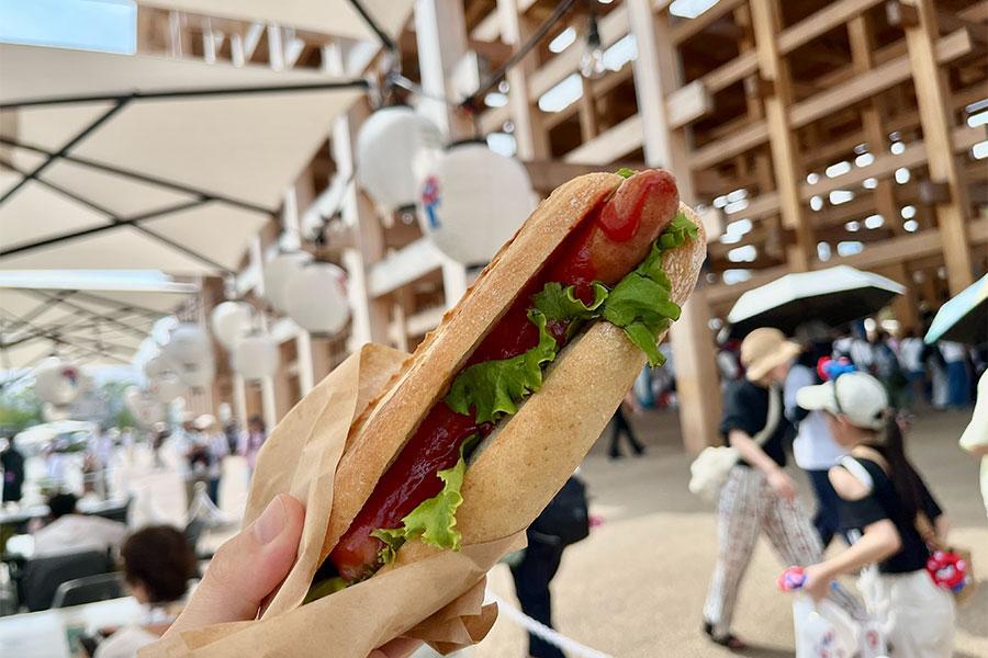 　万博の「ほっかほっか亭」で８月２２日より販売中の「バゲットサンド -ロングシャウエッセン-」（９００円　Ｌｍａｇａ.ｊｐ撮影）